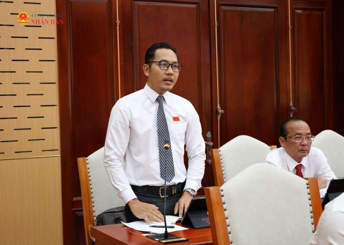Đại biểu Danh Hoài Duy quan tâm đến các giải pháp giảm đi lại cho người dân khi làm giấy tờ liên quan đến đất đai