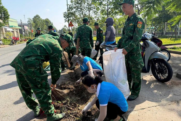 Cán bộ, chiến sĩ LLVT tỉnh Tây Ninh cùng người dân dọn dẹp vệ sinh môi trường
