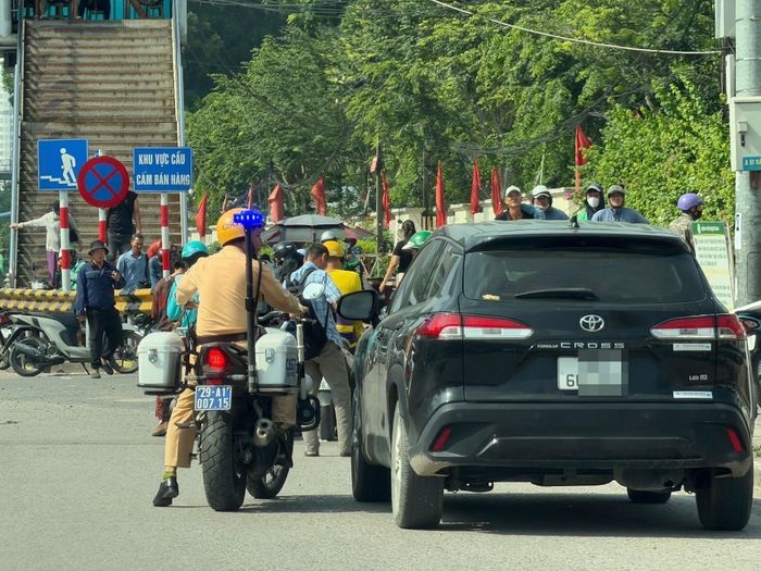 Một số trường hợp xe cá nhân cũng được nhắc nhở, xử lý