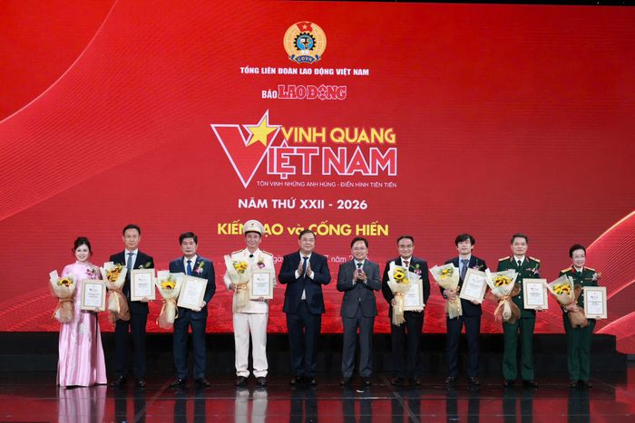 Đồng chí Phạm Gia Túc - Ủy viên Bộ Chính trị, Phó Thủ tướng Thường trực Chính phủ và ông Nguyễn Anh Tuấn - Ủy viên Ban Chấp hành Trung ương Đảng, Phó Chủ tịch Ủy ban Trung ương Mặt trận Tổ quốc Việt Nam, Chủ tịch Tổng Liên đoàn Lao Động Việt Nam trao Biểu trưng Vinh quang Việt Nam cho 8 tập thể được vinh danh.