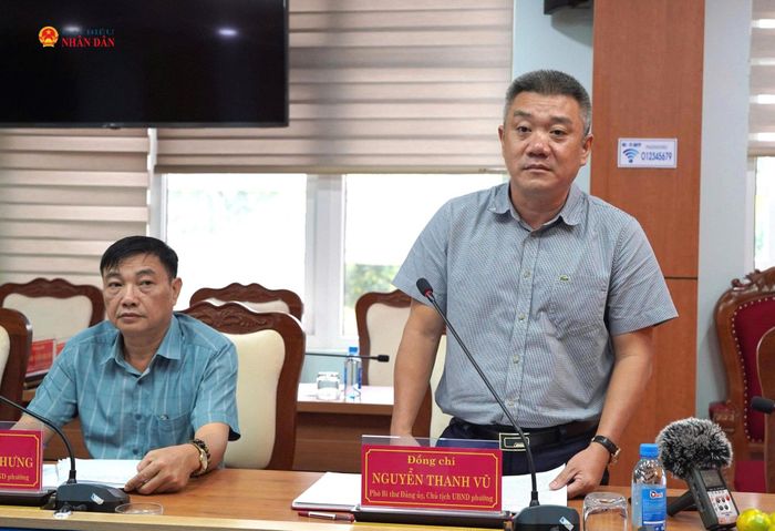 Chủ tịch UBND phường Buôn Ma Thuột Nguyễn Thanh Vũ báo cáo với Đoàn giám sát