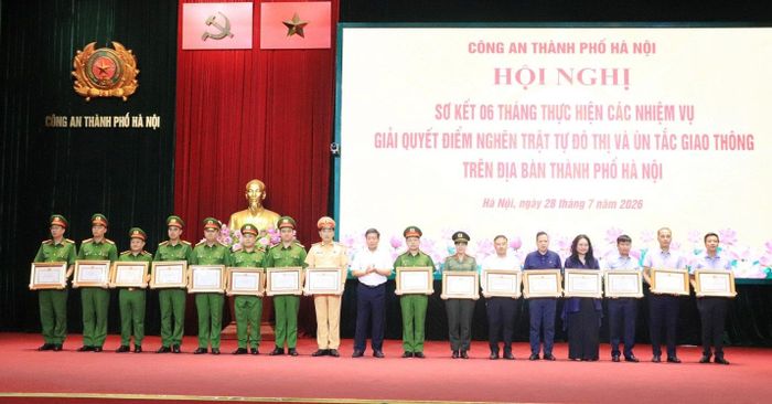 Phó Chủ tịch Thường trực UBND thành phố Hà Nội Dương Đức Tuấn trao bằng khen cho các tập thể, cá nhân có thành tích xuất sắc