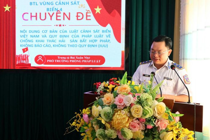 Phó Trưởng phòng Pháp luật, Bộ Tư lệnh Vùng Cảnh sát biển 4, Trung tá Bùi Xuân Nhớ tuyên truyền pháp luật, giải đáp những thắc mắc cho Nhân dân đặc khu Thổ Châu. Ảnh: Thanh Điểu