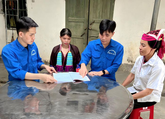 Trí thức trẻ tình nguyện Lâm trường 42 (Đoàn Kinh tế - Quốc phòng 327) tuyên truyền pháp luật cho người dân. Ảnh: Nguyễn Trường