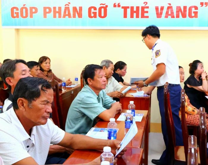 Lực lượng cảnh sát biển phát tờ rơi tuyên truyền pháp luật cho Nhân dân đặc khu Thổ Châu. Ảnh: Thanh Điểu