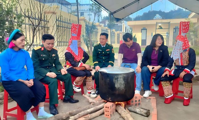 Cán bộ Đoàn Kinh tế - Quốc phòng 327 gần gũi, gắn bó với đồng bào trong Chương trình "Xuân Biên phòng ấm lòng dân bản" tại xã Hoành Mô, tỉnh Quảng Ninh. Ảnh: La Nhung