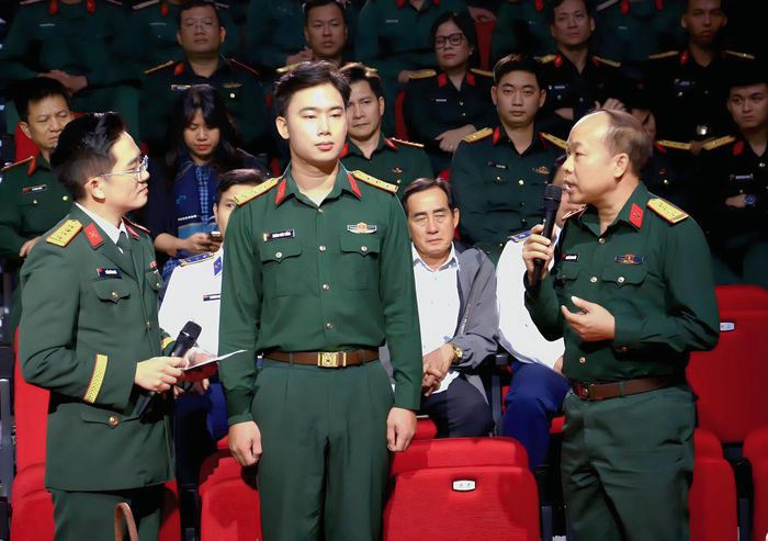 Trưởng phòng Tuyên huấn, Cục Chính trị, Binh chủng Công binh, Đại tá Nguyễn Đăng Chiến (ngoài cùng bên phải) chia sẻ về kỷ niệm tuyên truyền pháp luật. Ảnh: Thanh Điểu