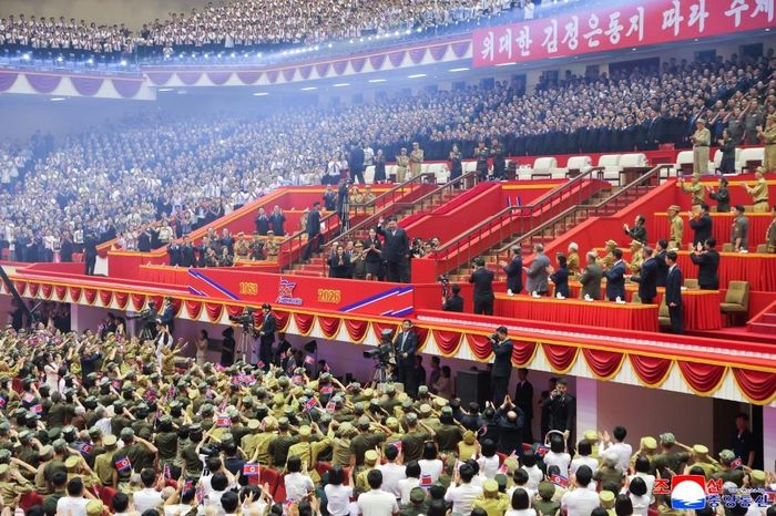 Ông Kim Jong Un tới dự chương trình nghệ thuật kỷ niệm 73 năm Ngày Chiến thắng ở Bình Nhưỡng. Ảnh: KCNA