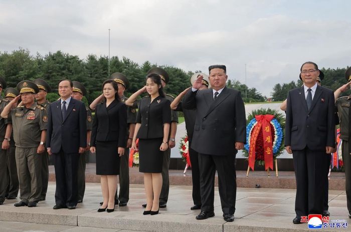 Ông Kim Jong Un cùng gia đình tới Nghĩa trang liệt sĩ Chiến tranh Giải phóng Tổ quốc hôm 26/6. Ảnh: KCNA