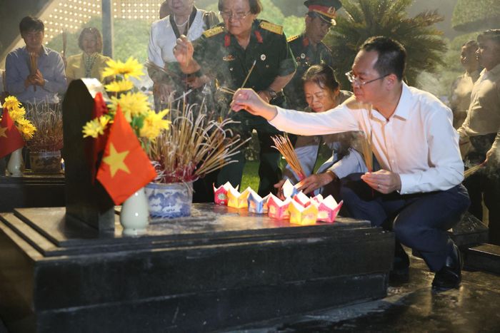 Lãnh đạo Sở Văn hóa, Thể thao và Du lịch dâng hương tại phần mộ các Anh hùng liệt sĩ.