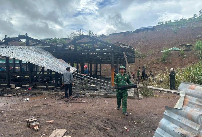 Qua xác minh ban đầu, nguyên nhân vụ cháy được xác định do sạc dự phòng cắm trong phòng ngủ phát nổ, dẫn đến hỏa hoạn. Sau khi dập tắt đám cháy, cán bộ, chiến sĩ Đồn Biên phòng Mù Cả phối hợp với chính quyền địa phương động viên gia đình, thu dọn hiện trường và thống kê thiệt hại.
