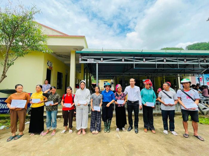 Đại diện đoàn viên, thanh niên TAND tỉnh Lai Châu trao quà hỗ trợ, động viên người dân bị ảnh hưởng bởi mưa lũ xã Mường Than vượt qua khó khăn.
