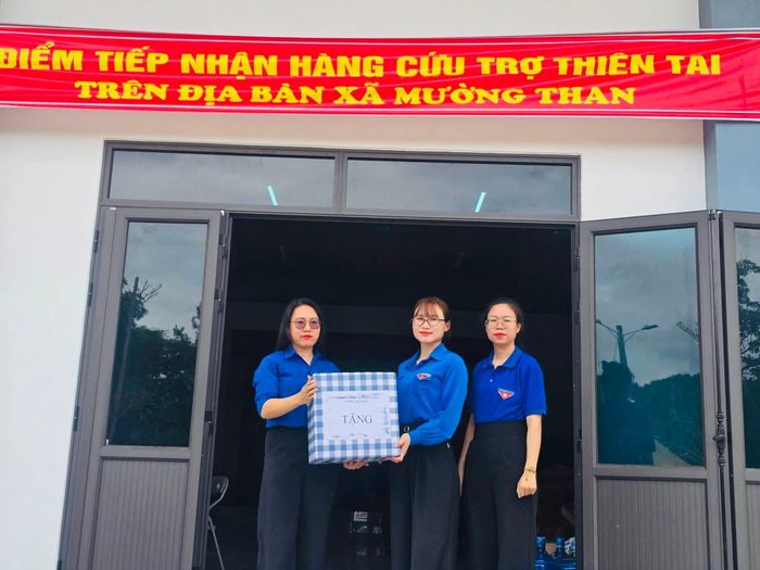 Các đoàn viên, thanh niên TAND tỉnh Lai Châu thắp hương, trao quà hỗ trợ, động viên người dân bị ảnh hưởng bởi mưa lũ.