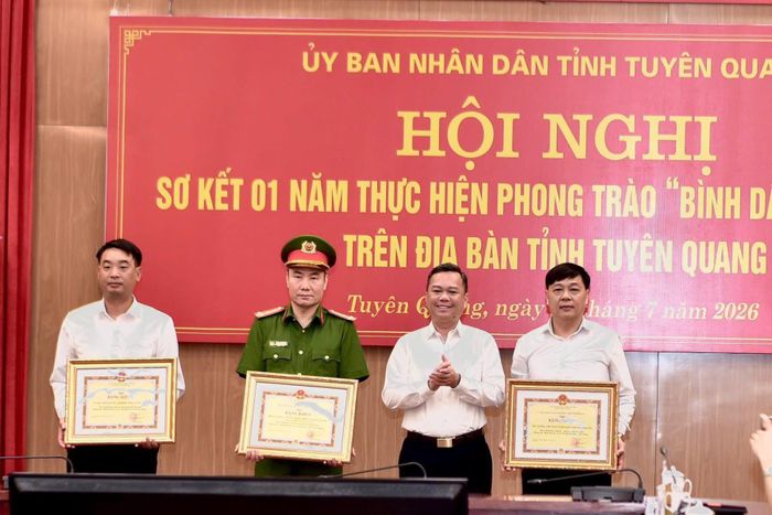 Đồng chí Đỗ Hùng Đức trao Bằng khen cho các cá nhân, tập thể có thành tích tốt trong phong trào “Bình dân học vụ số”.