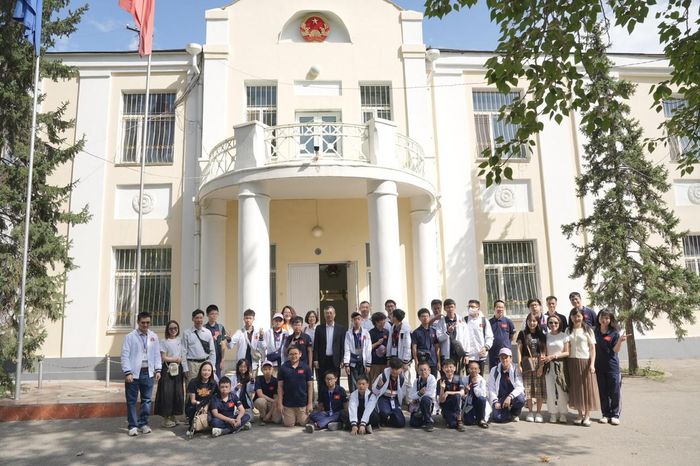 Trong 24 thành viên Đội tuyển Việt Nam tham dự Kỳ thi Toán học Quốc tế MIMC 2026, Trường Tiểu học, THCS và THPT Ngôi Sao Hoàng Mai đóng góp 8 học sinh.