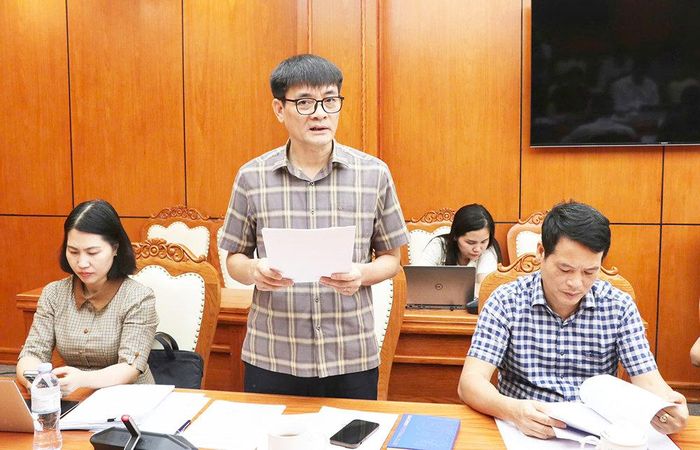 Phó Giám đốc Sở Văn hóa, Thể thao và Du lịch tỉnh Bắc Ninh Nguyễn Văn Ảnh báo cáo tại hội nghị.