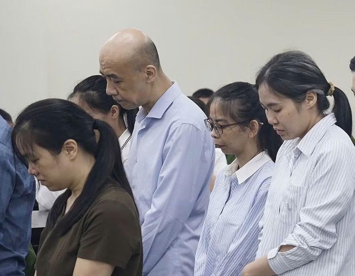 Bị cáo Nguyễn Hữu Tuân (giữa).