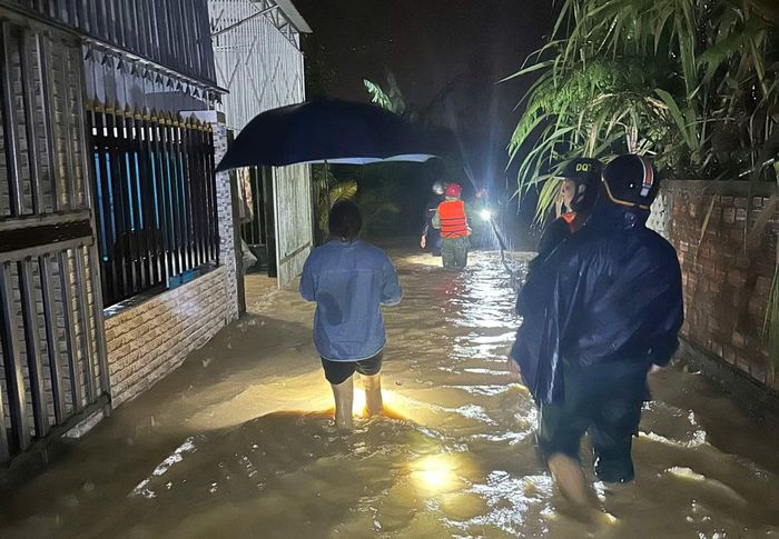 Nhiều gia đình bị ảnh hưởng phải di dời trong đêm.