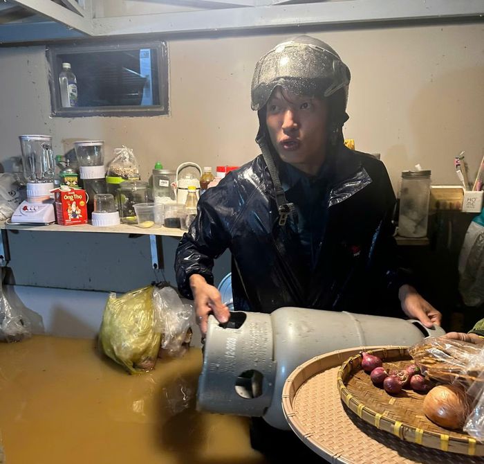 Nước lũ dâng cao gây ngập lụt nhiều nhà dân.
