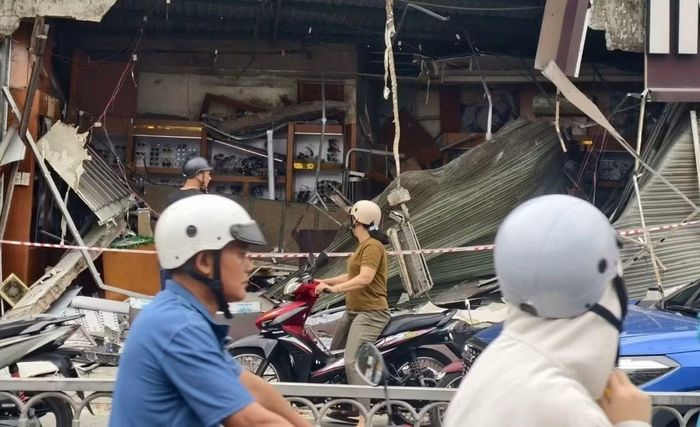 Nhiều tài sản trong cửa hàng bị hư hỏng nặng.