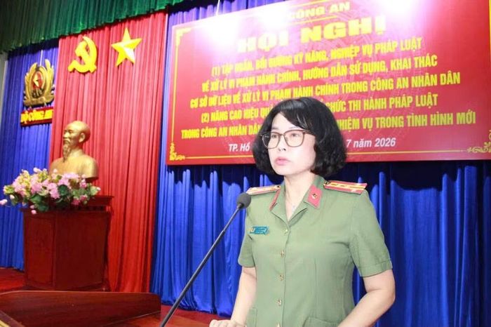 Đại tá Lê Thị Hồng Thương - Phó Cục trưởng Cục Pháp chế và cải cách hành chính, tư pháp - Bộ Công an, phát biểu tại hội nghị.