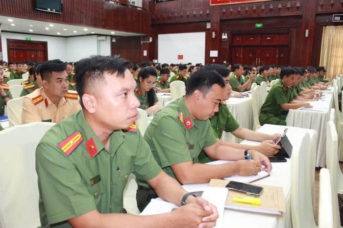 Đại biểu và cán bộ chiến sĩ tham dự hội nghị.