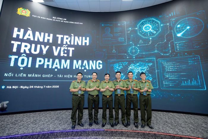 Trung tướng Lê Xuân Minh, Cục trưởng Cục ANM&amp;PCTP sử dụng công nghệ cao Bộ Công an, Trưởng Ban Giám khảo cuộc thi chúc mừng Đội tuyển Công an TP Huế.