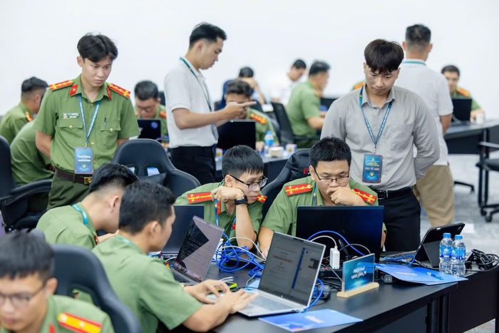 Các "thợ săn dấu vết số" của Công an TP Huế đang tích cực giải mã các thử thách tại cuộc thi.