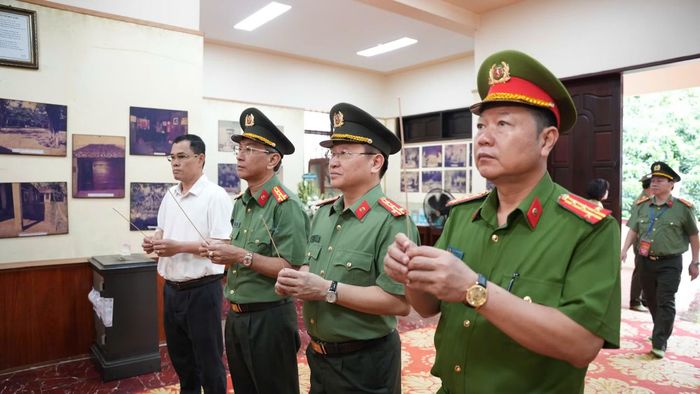 Các đại biểu dâng hương tại Nhà lưu niệm Anh hùng LLVT, Liệt sĩ CAND Võ Thị Sáu.
