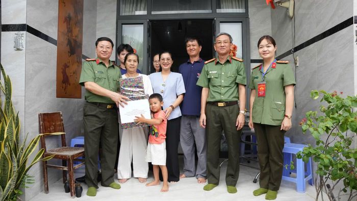 Đoàn đến thăm, tặng quà các gia đình lực lượng tham gia bảo vệ an ninh, trật tự ở cơ sở có hoàn cảnh khó khăn trên địa bàn TP Hồ Chí Minh.