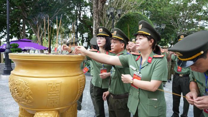 Các đại biểu và các đội tuyển thành kính dâng hương, tưởng niệm Anh hùng, Liệt sĩ Võ Thị Sáu.