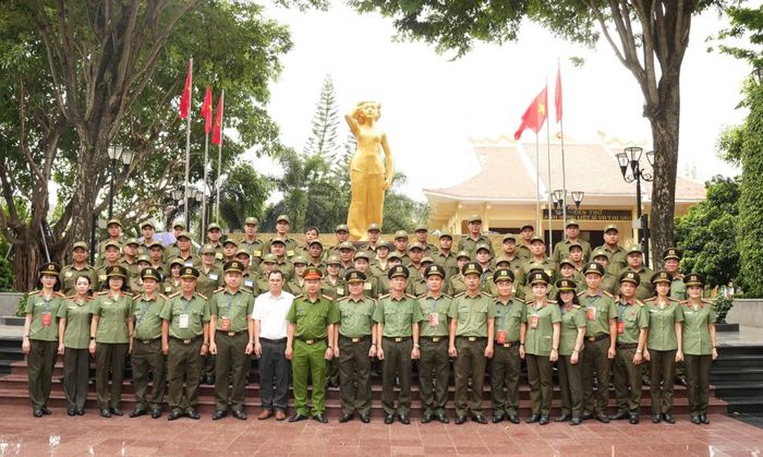 Các đại biểu trước Tượng đài Anh hùng, Liệt sĩ Võ Thị Sáu.