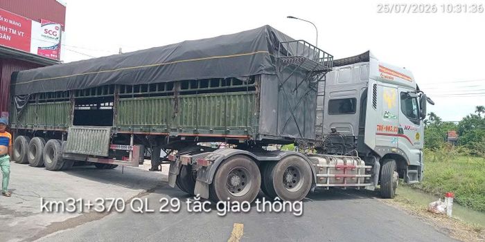 Hiện trường vụ xe đầu kéo quay đầu gây ùn tắc trên quốc lộ 29