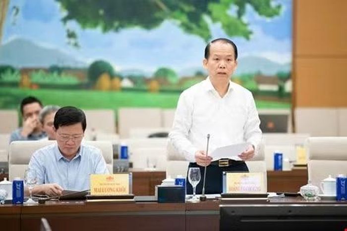 Bộ trưởng Bộ Tư pháp Hoàng Thanh Tùng trình bày tờ trình tóm tắt Dự án Luật Đấu giá tài sản (sửa đổi).