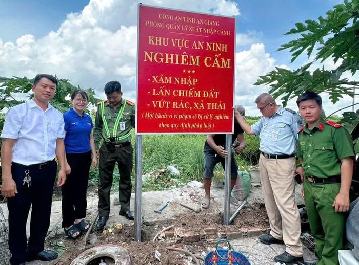 Phòng Quản lý xuất nhập cảnh Công an tỉnh An Giang lắp đặt các biển báo góp phần nâng cao hiệu quả quản lý, tạo điều kiện để người dân dễ dàng nhận biết và chấp hành các quy định của pháp luật.