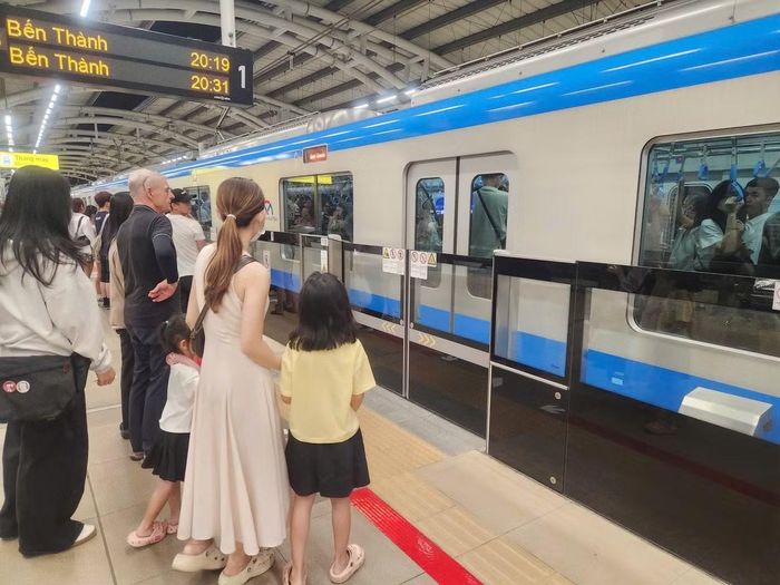 Hành khách đi tàu Metro Bến Thành- Suối Tiên.