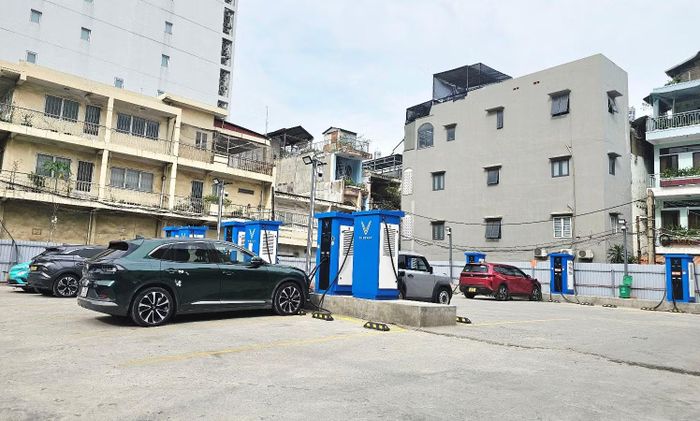 Trạm sạc điện dành cho ô tô trên đường Đinh Bộ Lĩnh.