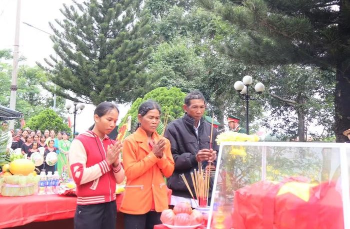 Thân nhân của liệt sĩ Y Chông Triêk tại xã Krông Nô, tỉnh Đắk Lắk trong ngày hạnh phúc đón anh về với gia đình.