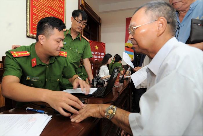 Cán bộ, chiến sĩ Công an Đắk Lắk hỗ trợ thân nhân liệt sĩ lấy mẫu ADN.
