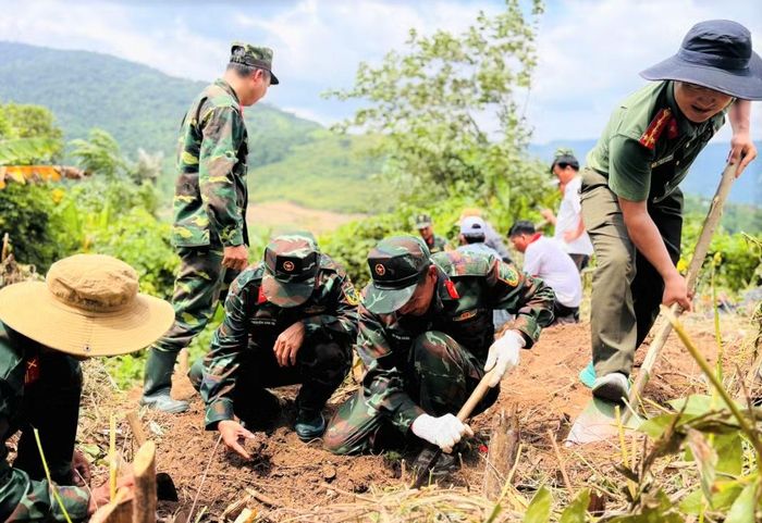 Lực lượng Quân đội cùng Công an tiến hành cất bốc hài cốt liệt sĩ tại khu vực rừng núi.