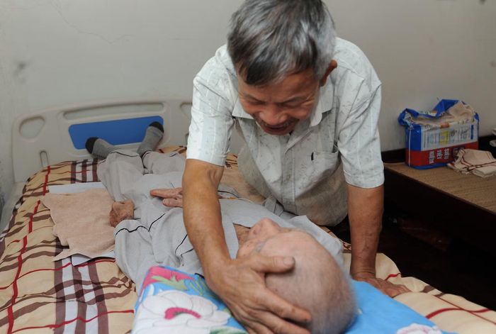 Ông Ngô Dương Lâm động viên bố là cụ Ngô Hoàng Vân giữ gìn sức khỏe để đợi người thân là anh và chú liệt sĩ trở về.