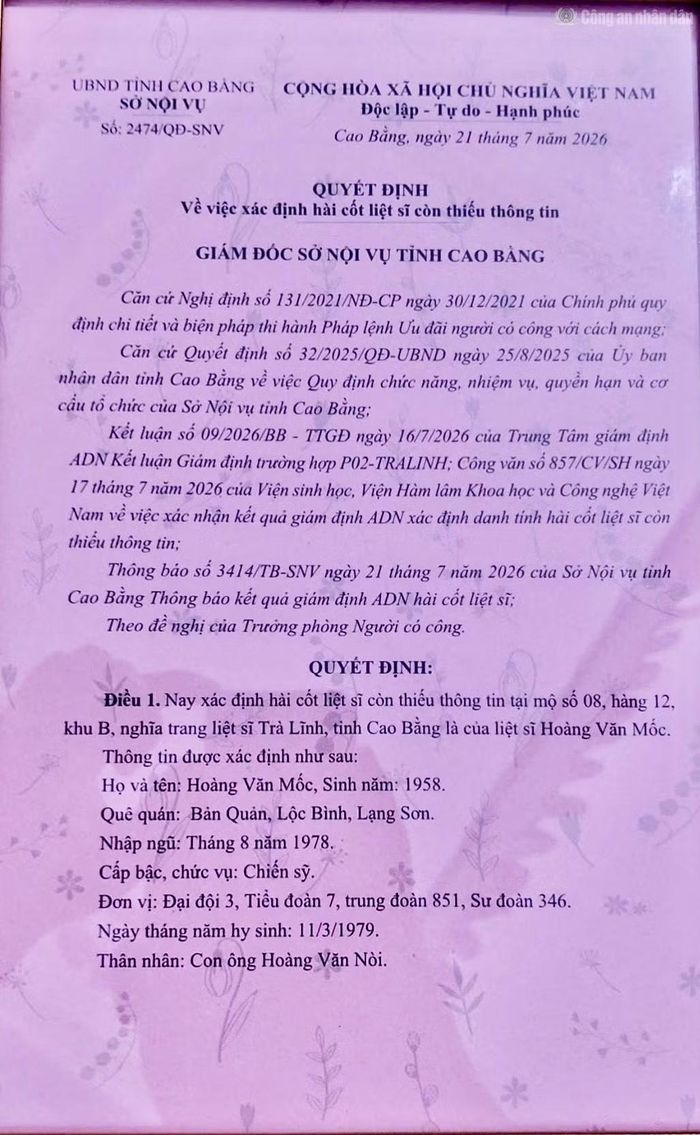  Kết quả xác định danh tính hài cốt liệt sĩ Hoàng Văn Mốc thông qua giám định ADN được trao cho người cháu Hoàng Văn Hiếu ngày 26/7/2026. 