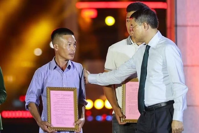 Thủ tướng Chính phủ Lê Minh Hưng trao kết quả xác định danh tính hài cốt liệt sĩ cho gia đình thân nhân liệt sĩ, tối 26/7/2026.