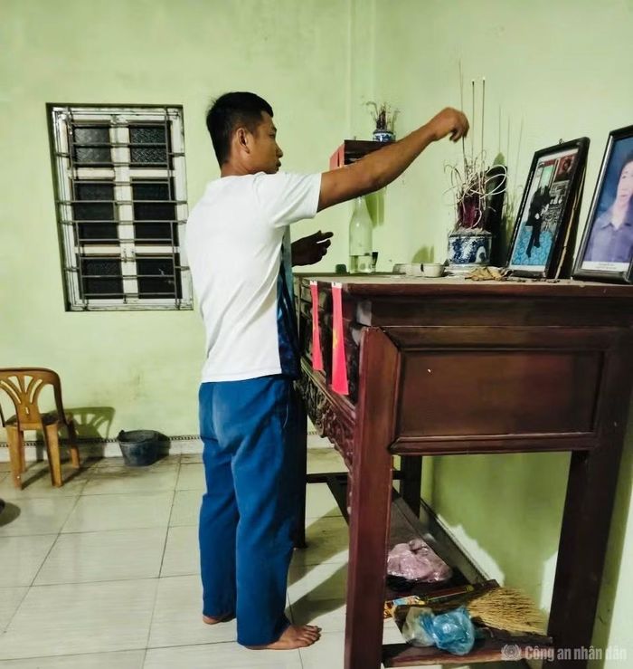  Anh Hiếu xúc động thắp nén tâm hương khi đã tìm thấy người bác liệt sĩ sau gần nửa thế kỷ cả gia đình anh mong ngóng. 