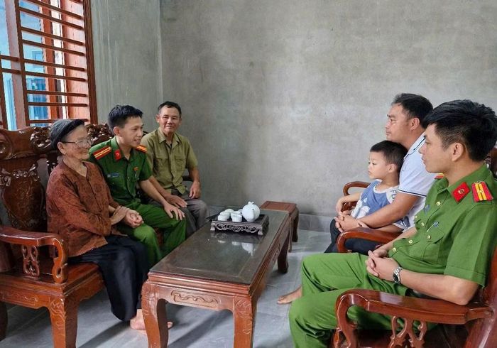 Công an xã Đông Thành (Thanh Hóa) chia sẻ niềm vui tới thân nhân gia đình liệt sĩ Trịnh Văn Hai đã trở về với gia đình nhờ công nghệ giám định ADN.
