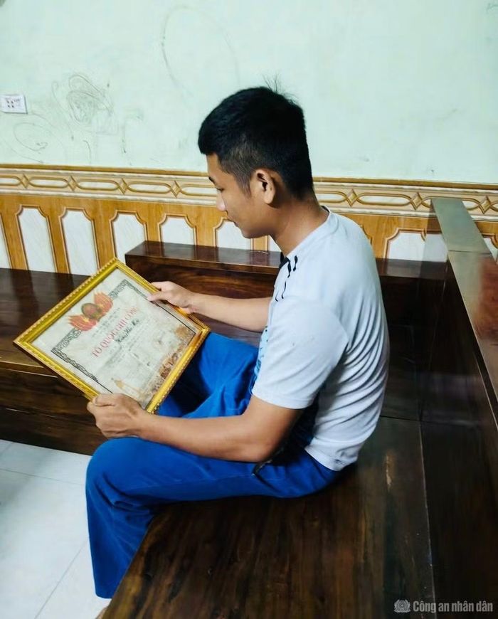 Anh Hoàng Văn Hiếu ở xã Na Dương, tỉnh Lạng Sơn, là cháu của liệt sĩ Hoàng Văn Mốc nâng niu tấm bằng Tổ quốc ghi công của người bác đã hy sinh.