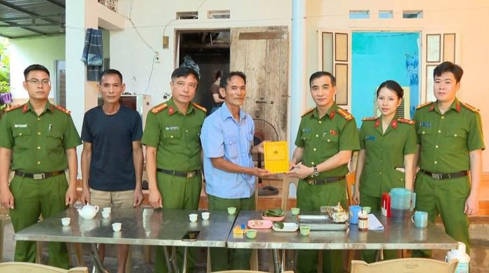 Công an tỉnh Thanh Hóa tặng quà động viên thân nhân gia đình liệt sĩ Lê Đồng Cội vừa được xác định danh tính, trở về nhà sau 53 năm nằm lại nơi chiến trường, tháng 7/2026.