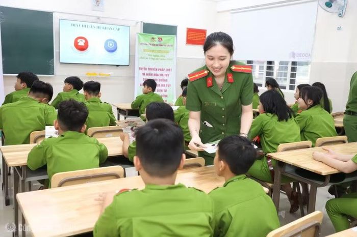 Các “chiến sĩ nhí” được các cô chú Công an tuyên truyền về hiểm họa ma túy.