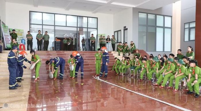 CBCS Công an TP Cần Thơ hướng dẫn một số nội dung trong điều lệnh nội vụ và công tác PCCC, cứu nạn cứu hộ.