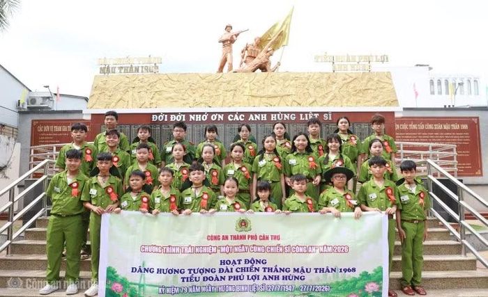Các em dâng hương tại Đài Chiến thắng Mậu Thân 1968.